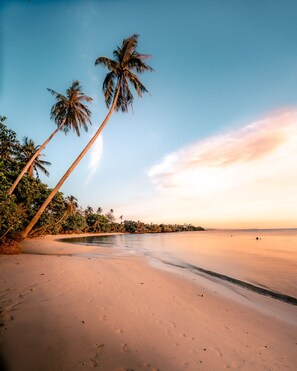 On the beach, white sand, sun loungers, beach towels - Lazy Day The Resort (Ko Mak)