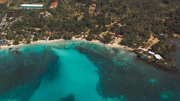 Plage, sable blanc, chaises longues, serviettes de plage