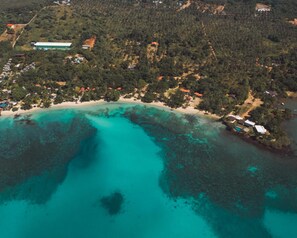 On the beach, white sand, sun loungers, beach towels - Lazy Day The Resort (Ko Mak)