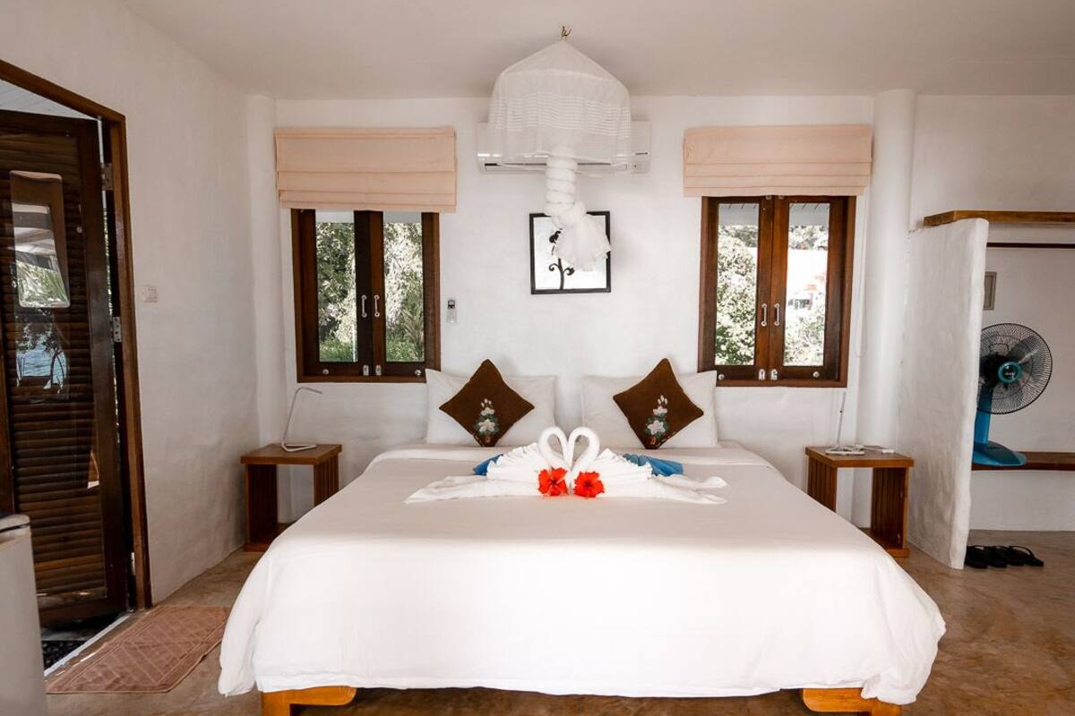 Sunset Twin Bungalow | Minibar, in-room safe, desk, laptop workspace