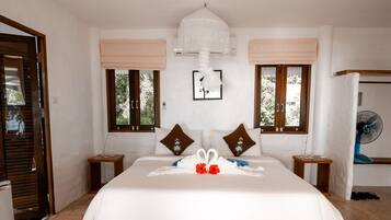 Sunset Twin Bungalow | มินิบาร์, ตู้นิรภัยในห้องพัก, ห้องพักตกแต่งอย่างมีเอกลักษณ์
