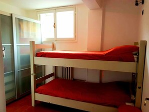 Iron/ironing board, bed sheets