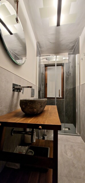 Appartement, 3 chambres, vue montagne | Salle de bain | Baignoire et douche séparées, sÚche-cheveux, bidet, savon