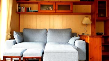 Huoneisto, 3 makuuhuonetta, vuoristonäköala | Oleskelualue | 21–tuumainen taulutelevisio, jossa digitaalikanavat