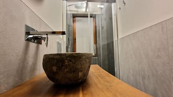 Appartamento, 3 camere da letto, vista montagna | Bagno | Vasca e doccia separate, asciugacapelli, bidet, sapone
