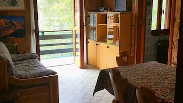 Apartment, 1 Bedroom, Mountain View | Living area | 21-inch flat-screen TV with digital channels, TV