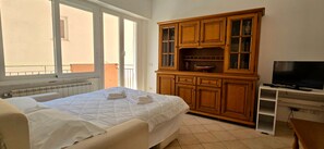 21-inch flat-screen TV with digital channels, TV - Monterosso Apartment (Monterosso al Mare)