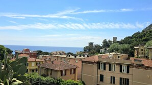 A coastal town with Mediterranean-style buildings, a clear sky, and a view of the sea. - Monterosso Apartment (Monterosso al Mare)