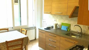 Appartamento, 2 camere da letto | Cucina privata | Frigorifero con congelatore, forno, piano cottura, macchina per tè/caffè