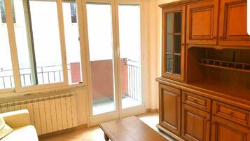 Departamento, 2 habitaciones | Área de sala de estar | Televisión de pantalla plana de 21 pulgadas con canales digitales