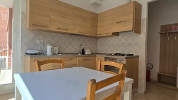 Frigorífic gran, forn, placa de cuina i cafetera i tetera