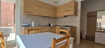 Refrigerador con freezer, horno, placa de cocina, cafetera/tetera