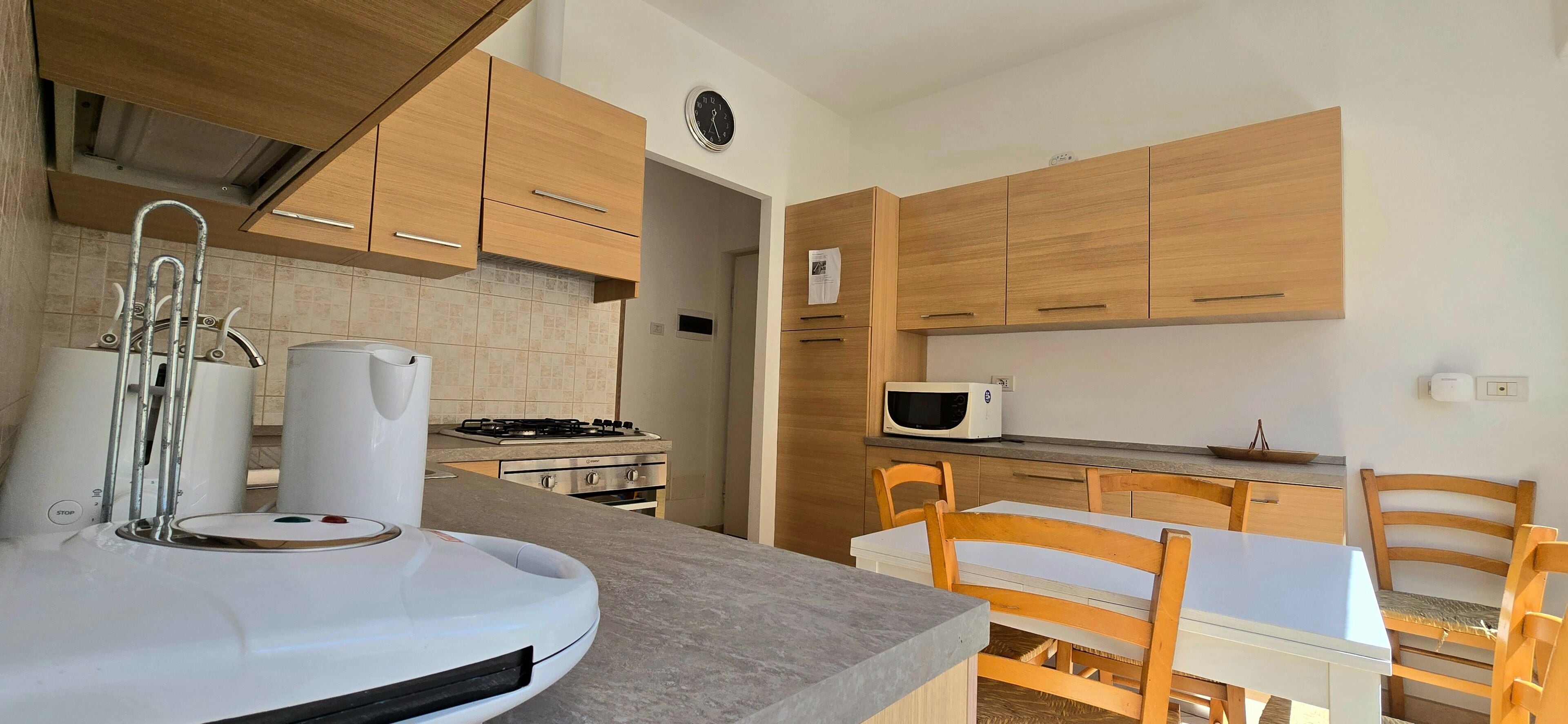Full-sized fridge, oven, stovetop, coffee/tea maker