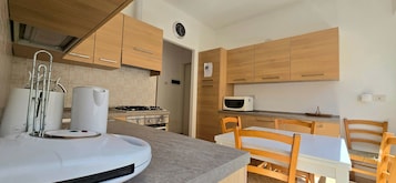 Refrigerador con freezer, horno, placa de cocina, cafetera/tetera