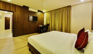Suíte, 1 cama Queen, vista para a cidade | Cofres nos quartos, individualmente decorados