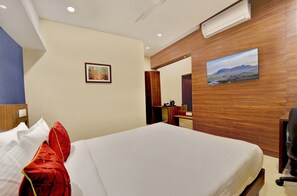 In-room safe, individually decorated, individually furnished, desk - Manpho Bell Hotel & Convention Center (Bengaluru)