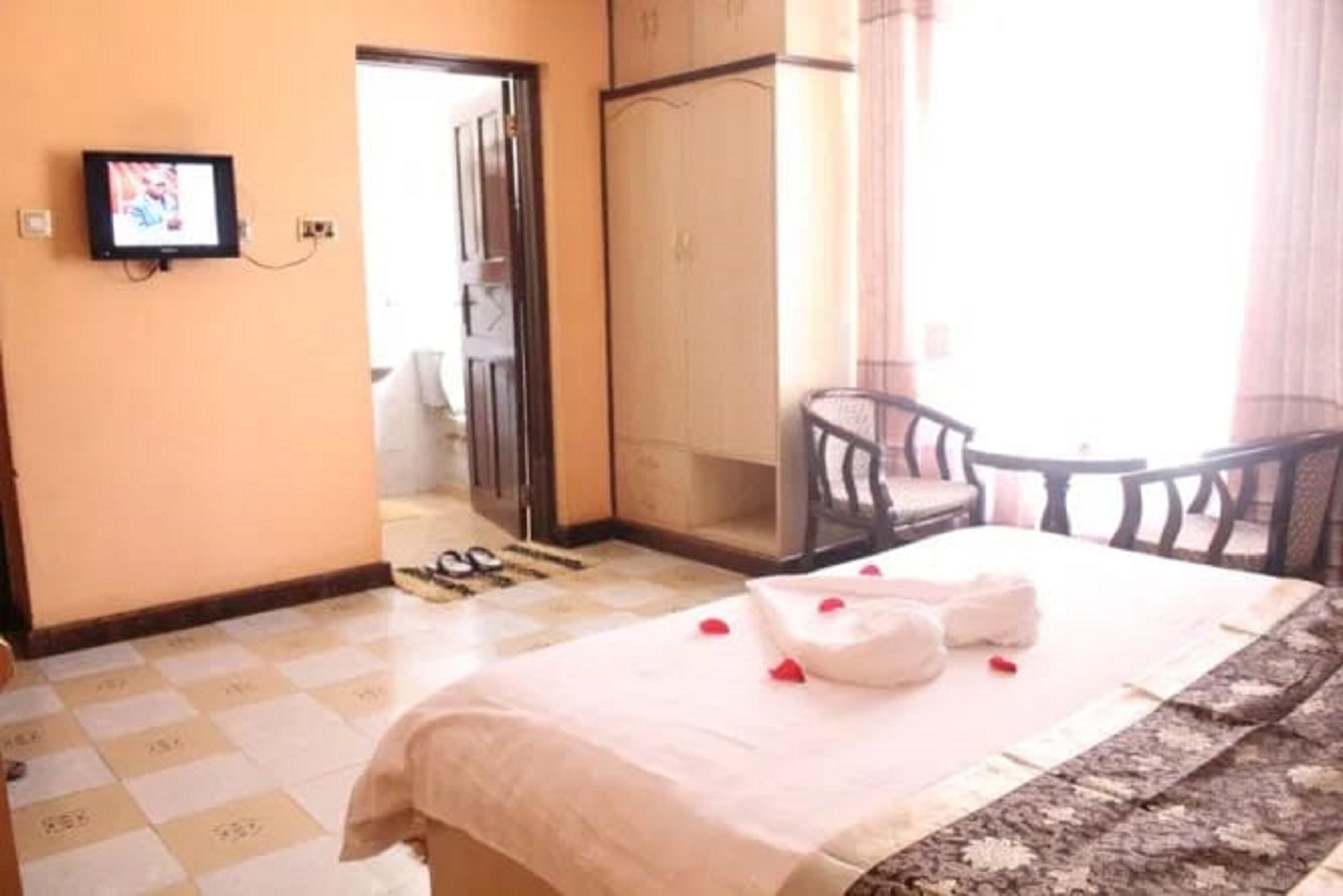 Kamar Double Standar | Meja kerja, tirai kedap cahaya, setrika/meja setrika, dan Wi-Fi gratis