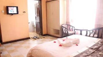 Kamar Double Standar | Meja kerja, tirai kedap cahaya, setrika/meja setrika, dan Wi-Fi gratis
