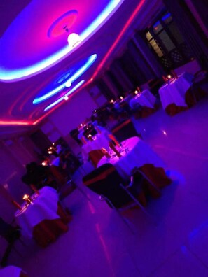 供应早餐、午餐和晚餐，本地与国际菜