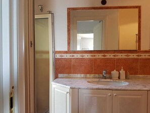 Villa, 2 Schlafzimmer, Terrasse | Badezimmer | Badewanne und Dusche (separat), Haartrockner, Bidet, Handtücher