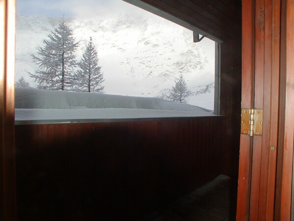 A window with a view of a snowy landscape and trees. - La Grande Ourse (Valtournenche)
