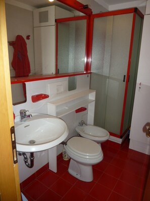 A bathroom with a sink, toilet, and bidet. - La Grande Ourse (Valtournenche)