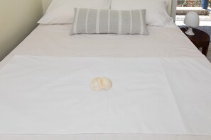 2 bedrooms, laptop workspace, iron/ironing board, free WiFi - SeaView Flat Near the Beach (Monemvasia)