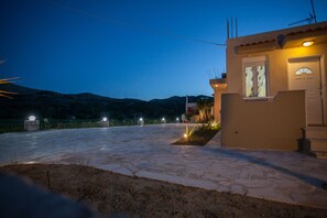Fassade der Unterkunft – Abend/Nacht