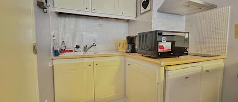 Réfrigérateur, micro-ondes, plaque de cuisson, cafetière/bouilloire