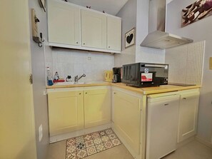 Een koelkast, een microgolfoven, een kookplaat