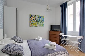 Iron/ironing board, travel cot, WiFi, bed sheets - A Cozy Studio in Montmartre (Paris)