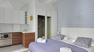 BĂŒgeleisen/BĂŒgelbrett, Reisekinderbett, WLAN, BettwĂ€sche