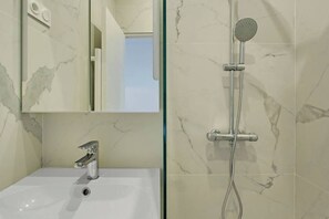 Shower, hair dryer - A Cozy Studio in Montmartre (Paris)