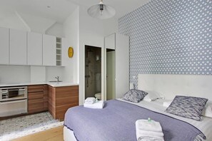Iron/ironing board, WiFi, bed sheets