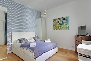Iron/ironing board, travel crib, WiFi, bed sheets