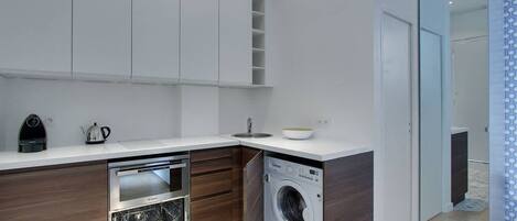 Kylskåp, mikrovågsugn, diskmaskin och kaffe- och tebryggare