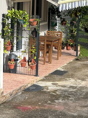 Outdoor dining - Sweet Pea F2 flirtatious in the countryside (Fort de France)