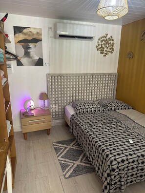 1 quarto, escrivaninha, ferros/tábuas de passar roupa, berço de viagem