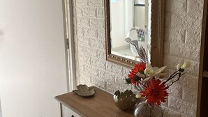 A white dresser with drawers and a vase of flowers. - Sweet Pea F2 flirtatious in the countryside (Fort de France)