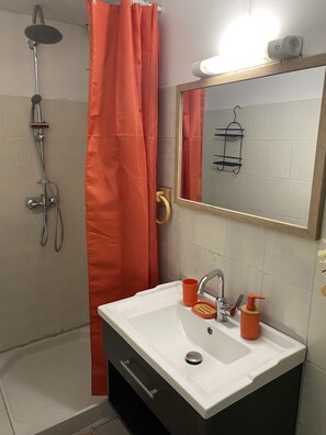 Chuveiro, secador de cabelo, toalhas de banho, sabonete