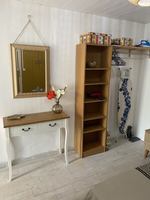 1 quarto, escrivaninha, ferros/tábuas de passar roupa, berço de viagem