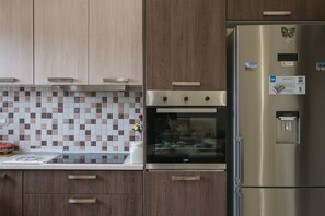 Apartamento | Cozinha privada | Geladeira grande, fogão, cooktop, cafeteira/chaleira