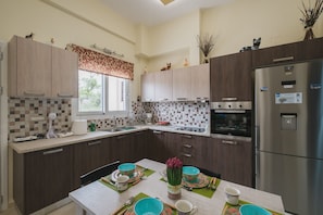 Apartment | Private kitchen | Full-sized fridge, oven, stovetop, coffee/tea maker