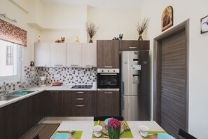 Apartamento | Cozinha privada | Geladeira grande, fogão, cooktop, cafeteira/chaleira
