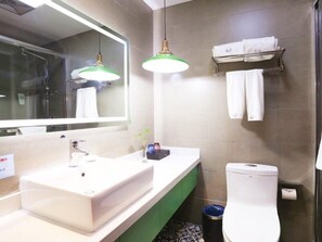 シャワー、バスアメニティ (無料)、ヘアドライヤー、スリッパ