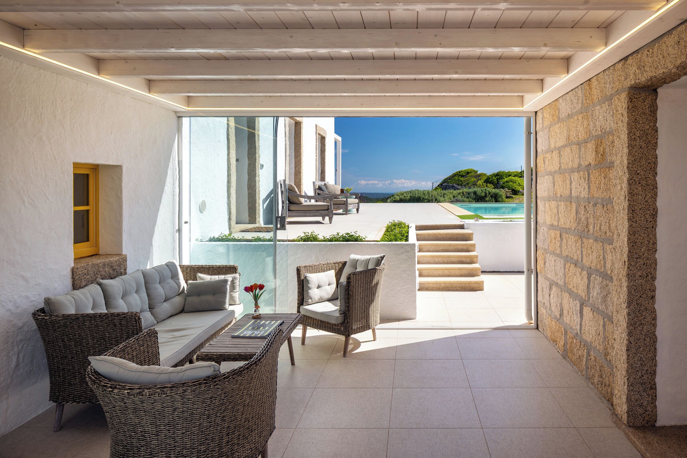 Smart-TV, Kamin, DVD-Player, Bücher