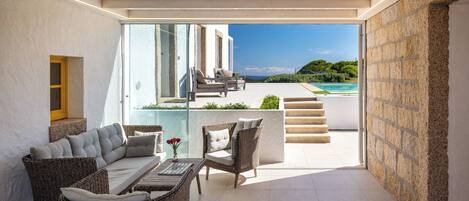 Smart-tv, een open haard, een dvd-speler en boeken