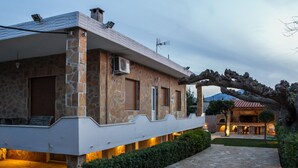 BBQ/picnic area - Spacious home with garden in Marathonas (Marathon)