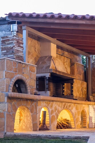 Spacious home with garden in Marathonas