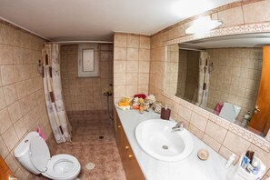 Apartamento | Banheiro | Chuveiro, secador de cabelo, toalhas de banho 